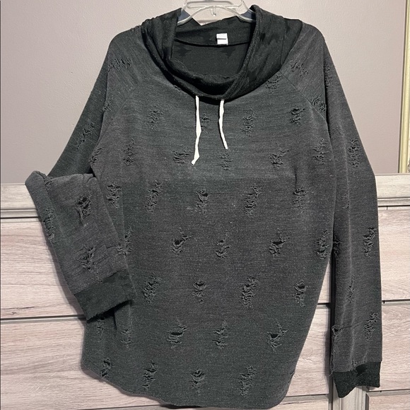 Gray top. - Picture 3 of 4